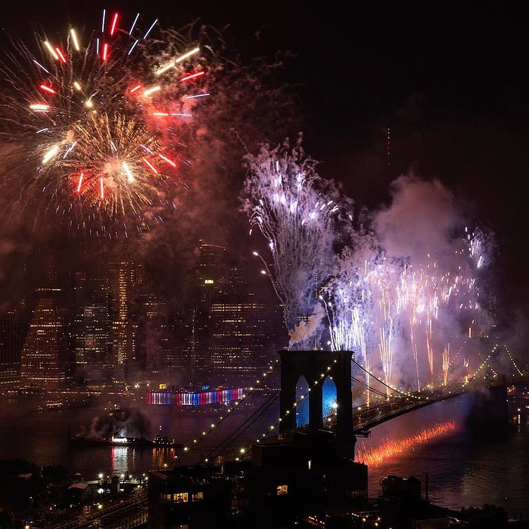 Ok, so thinking it's time to start shopping @macys again!!! 🛍🎉 If you saw the fireworks in nyc last night-  you agree, right?! 🤷‍♀️😜
Thank you fam for lighting me up in the best way possible!! 💗🙏💗
WOW, what you did on the east river was mind blowing!!! 🙌
Hope all my fam had a super fun and safe 4th... Enjoy the rest of the holiday wknd!!! 🇺🇸🗽🥂🎂🌈 ========================= www.nadiablockphotography.com =========================