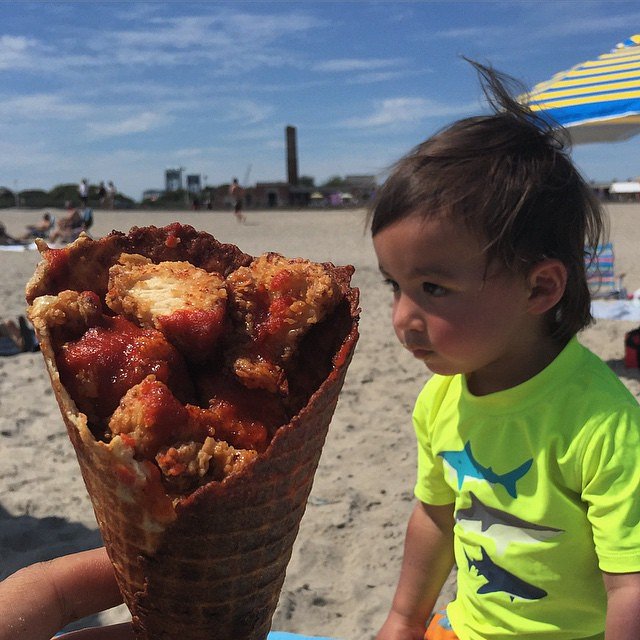 Whoa check out that #Sriracha Fried Chicken Waffle Cone from @thebrooklynstar at @riisbazaar
🍗🍦👶🏽☀️🌊 #foodbeast #foodintheair #riisbazaar #thebrooklynstar #whpwindy #👶🏽🍗 #foodbabylovesbrooklynstar #foodbabylovesriispark