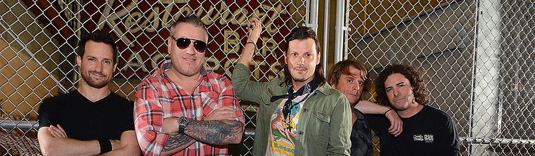 Smash Mouth from left to right: Sean Hurwitz, Steve Harwell, Jason Sutter, Michael Klooster, and Paul de Lisle