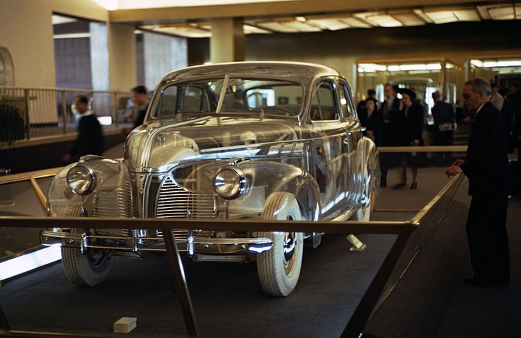 General Motors displays a transparent car in its pavilion. The four-door Pontiac Deluxe Six is clad in Plexiglas.