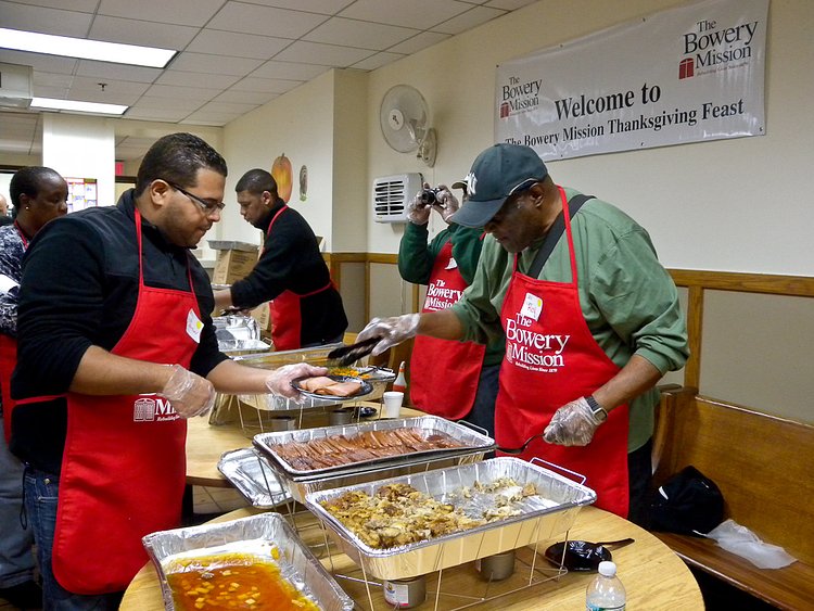 Thanksgiving 2010 | Fortune Society staff volunteers and family at The Bowery Mission, NYC - FortuneSociety.org Bowery.org - bowery-0092