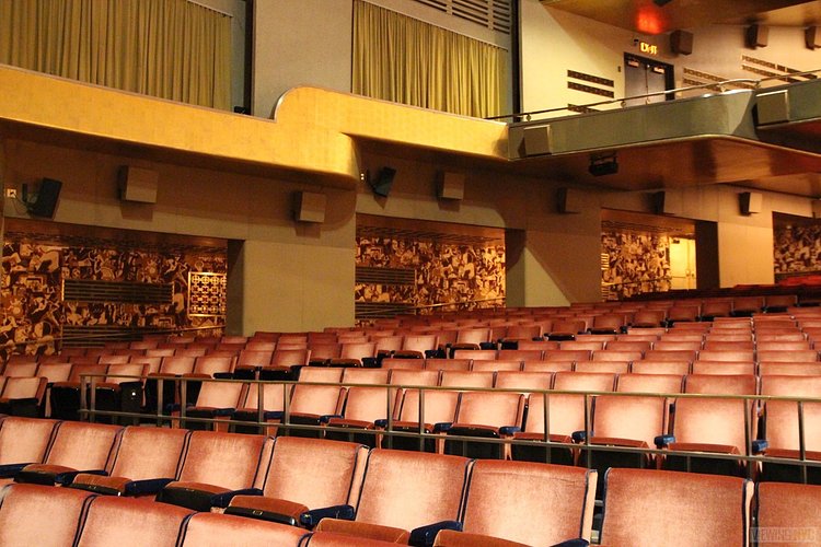 Seating | Built in 1932, Radio City Music Hall is a prime example of art deco architectural style that has withstood the test of time. With tons of gold, reflective surfaces and geometric design, walking through the venue is a bit like stepping back in time. Most of the fixtures, furniture and ornamentation are original, and any replacements are exact replicas of how the theater looked 80 years ago.

Read more here: <a href="https://viewing.nyc/i-braved-a-walkthrough-of-radio-city-music-hall-meant-for-tourists/" rel="nofollow">viewing.nyc/i-braved-a-walkthrough-of-radio-city-music-ha...</a>