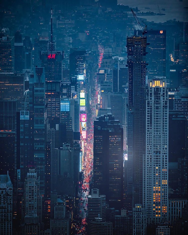 Times Square, Manhattan. Photo via @beholdingeye @flynyon