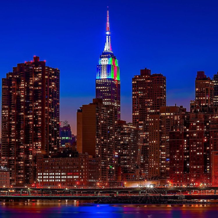 ‪Stunning view of the Empire State Building dressed half for #Christmas and the other half for #Hanukkah! ‬📷: isardasorensen/Twitter