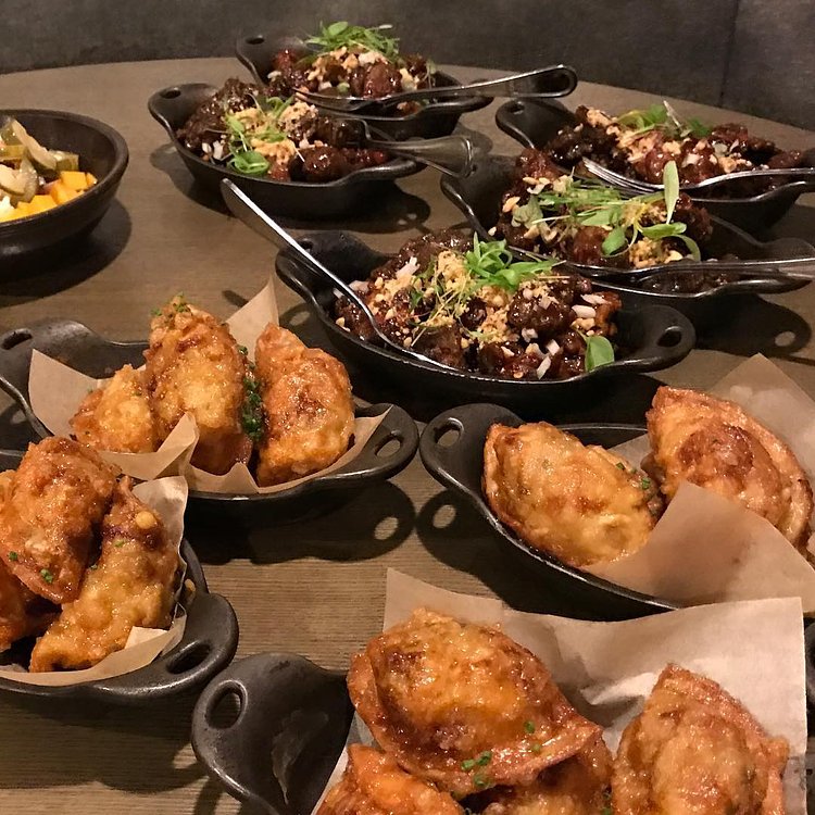 Mmmmmmm~ what goes perfectly with a beer on a chilly Tuesday after work? Some of our Fried Soy Garlic Dumplings & Korean Black Sesame seed Popcorn Chicken, of course~! .
.
.
#beerthirty #thirstytuesday #unionsquareeats #flatiron #yummmmm #barnjoo #eeeeeats #nycfoodie #nyceats #foodstagram #koreanfood #love