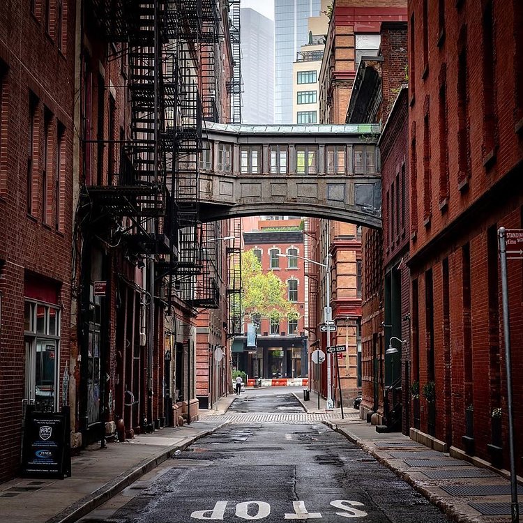 Staple Street Bridge, Tribeca, Manhattan. Photo via @jeffrcasey #viewingnyc #nyc #newyork #newyorkcity #staplestreet