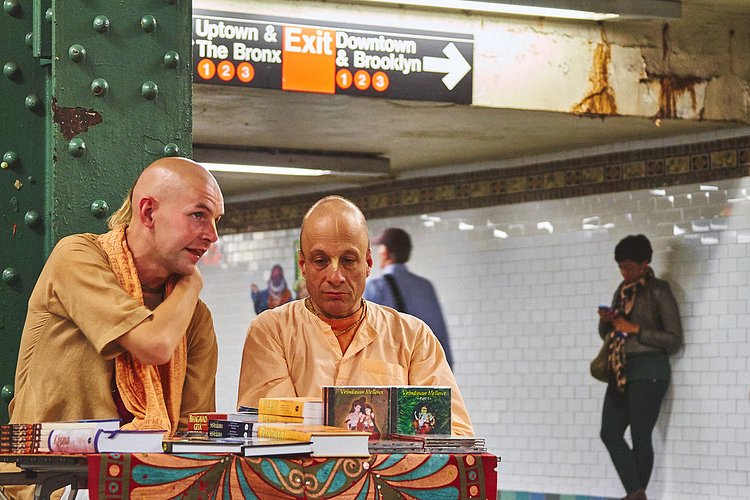 Hare Krishna Hare Krishna Krishna Krishna Hare Hare Hare Rāma Rāma Rāma Hare Hare