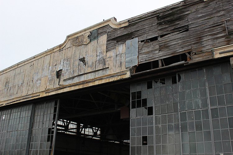 When Howard Hughes set the world record for flying around the world, thousands flocked to Floyd Bennett.