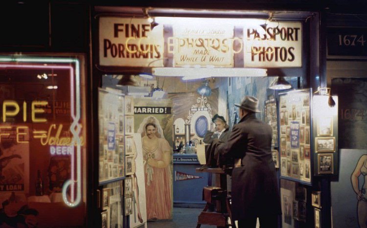 A photo gallery located on Broadway in Times Square lures tourists 1946