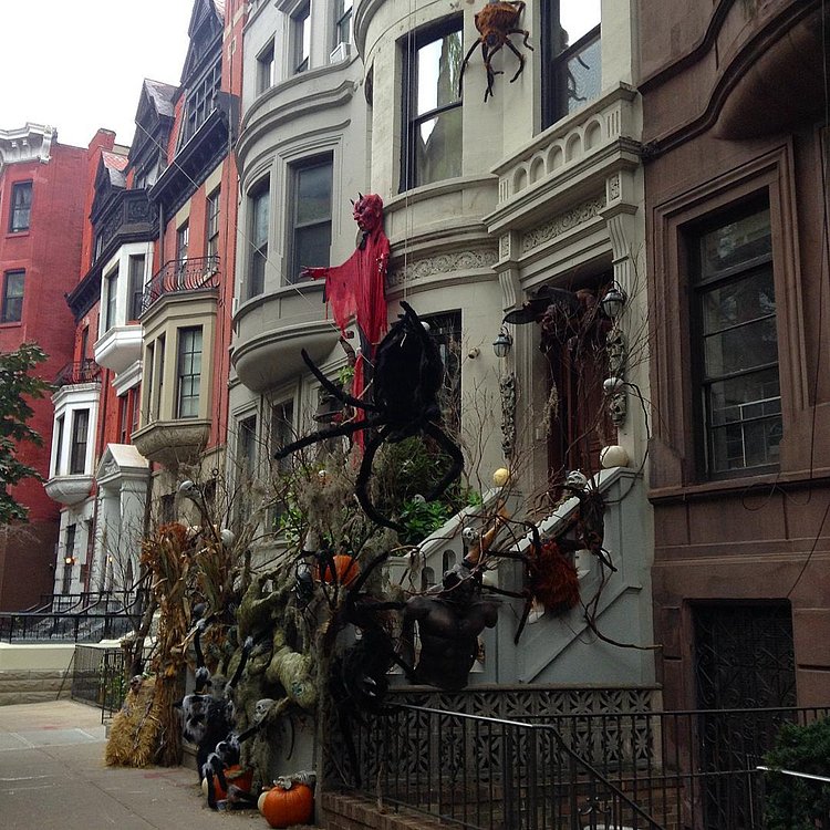 #Halloween on W. 69th street. Some of the other neighbors on the block are getting into the spirit, but they still can't compete with this place. #MidtownCommute #runNYC #humpday