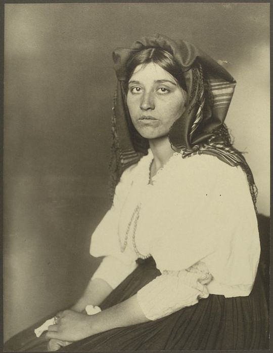 An Italian woman. Portraits for Ellis Island.