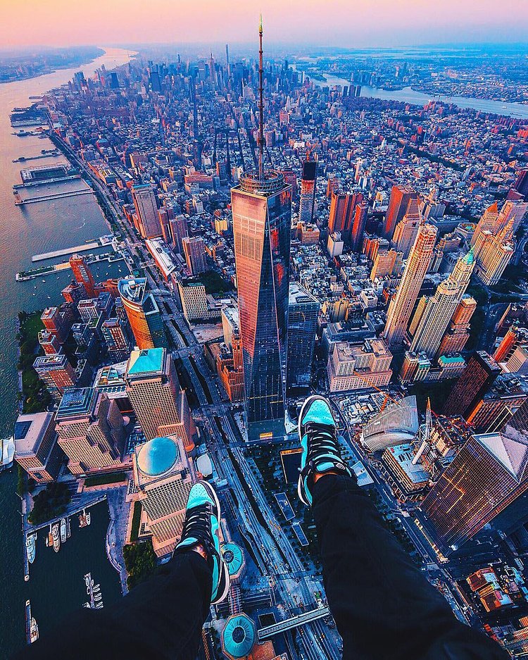 COME FLY WITH ME COME FLY AWAY! 🎶🎶🎶
====•====•====•====•====•====•====•====•==== #sony #sonyalpha #sonyimages #teamsony #tiffanydunks #itsamazingoutthere #rooftop_prj #fantastic_shotzs #oneworldtradecenter #chasing_rooftops #bestvacations #thecreatorclass #travelawesome #nikesbdunks #streetmagazines #thisisnewyorkcity #ontheroofs #newyorkcity #travelawesome #wonderful_places #worldtradecenter #exploringglobe #Earthfocus #onewtc #beautifulearthpix #welivetoexplore #wonderfulworld #wtc #TLPicks #enterzeiss #travelinthedetails