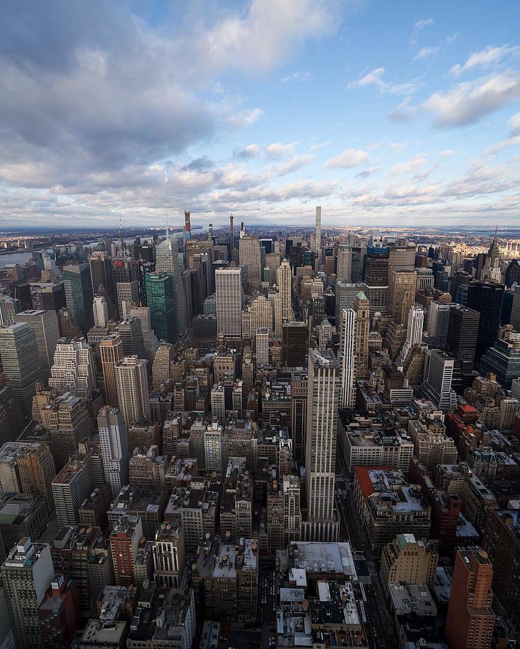 Midtown, Manhattan. Photo via @zura.nyc #viewingnyc #nyc #newyork #newyorkcity