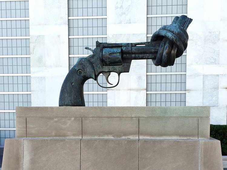 "Non-Violence" (The Knotted Gun) by Carl Fredrik Reuterswärd at the United Nations Headquarters | more info: <a href="http://laughingsquid.com/non-violence-the-knotted-gun-sculpture-by-carl-fredrik-reutersward-at-the-united-nations-headquarters/" rel="nofollow">laughingsquid.com/non-violence-the-knotted-gun-sculpture-...</a>