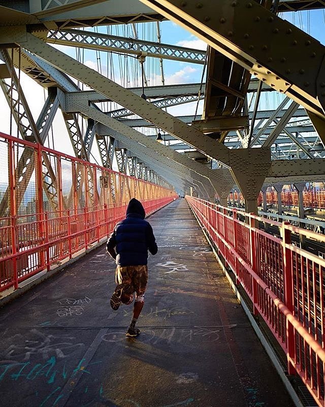 Williamsburg Bridge, New York. Photo via @steve.gomes #viewingnyc #newyork #newyorkcity #nyc #williamsburgbridge #running