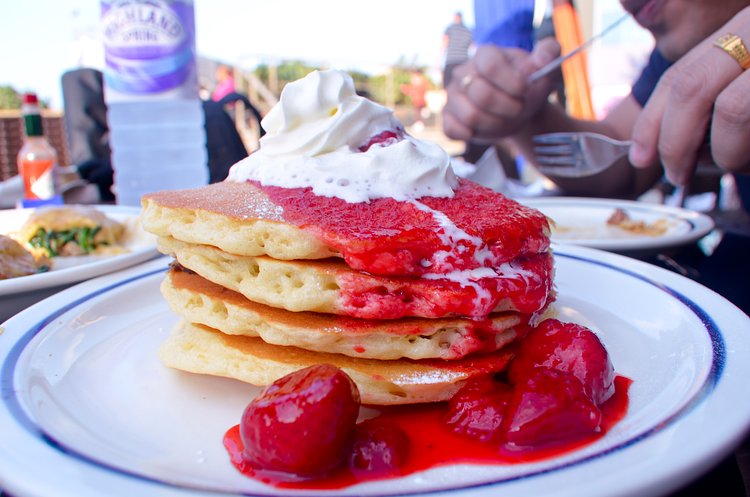 Who wants to have a pancake ?? | Finally I am getting back to my hobby again. Last few months have been crazy schedule at office with a little travel in between and a lot of guests.. Hopefully I will now continue to take more pictures in the new year. 

This ones taken at IHOP, Dubai.. I think the manager in charge of the place mentioned that this is the first outlet they have opened outside of US.. :) Bingo !!

Usage: <a href="http://www.businessinsider.com/meet-the-superstars-of-reddit-2013-3?op=1" rel="nofollow">www.businessinsider.com/meet-the-superstars-of-reddit-201...</a>