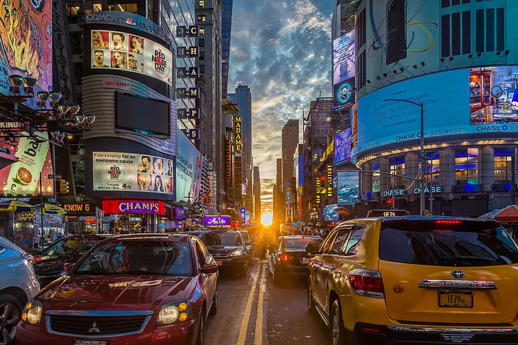 Full sun Manhattanhenge in Times Square