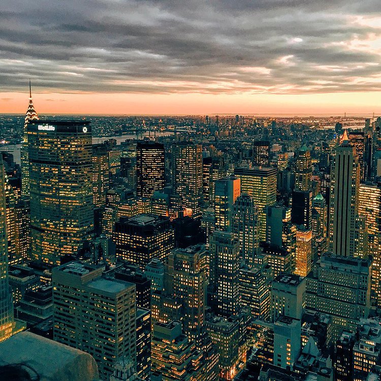 "Now you're in New York / These streets will make you feel brand new / Big lights will inspire you / Let's hear it for New York, New York, New York" 🌟🗽🌟 #MakeYouSmileStyle