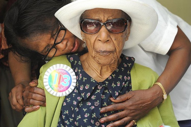 Miss Susie (Susannah Mushatt Jones) with her niece Lois Judge during her 113th birthday party in 2012.