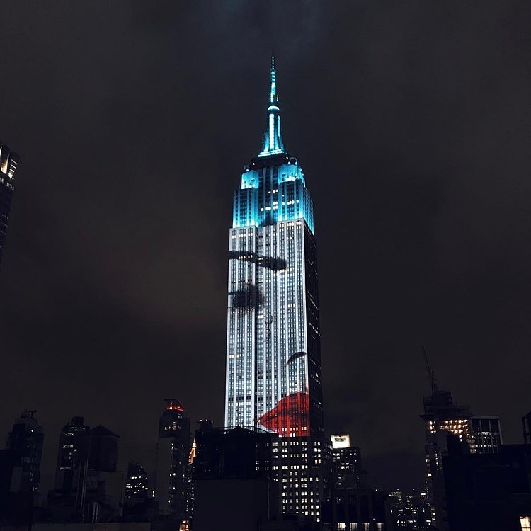 The light show is in celebration of Harper Bazaar’s 150th anniversary and Tiffany & Co. on the @empirestatebldg 🙌👏
Sooo cool!!
・
・
ハーパーズバザーの創刊150周年Light Show見て来ました♡
エンパイアビルのよく見えるルーフトップに行って🍸✨(ノンアルコールだけどね)
最高に素敵だった〜😭😭😭