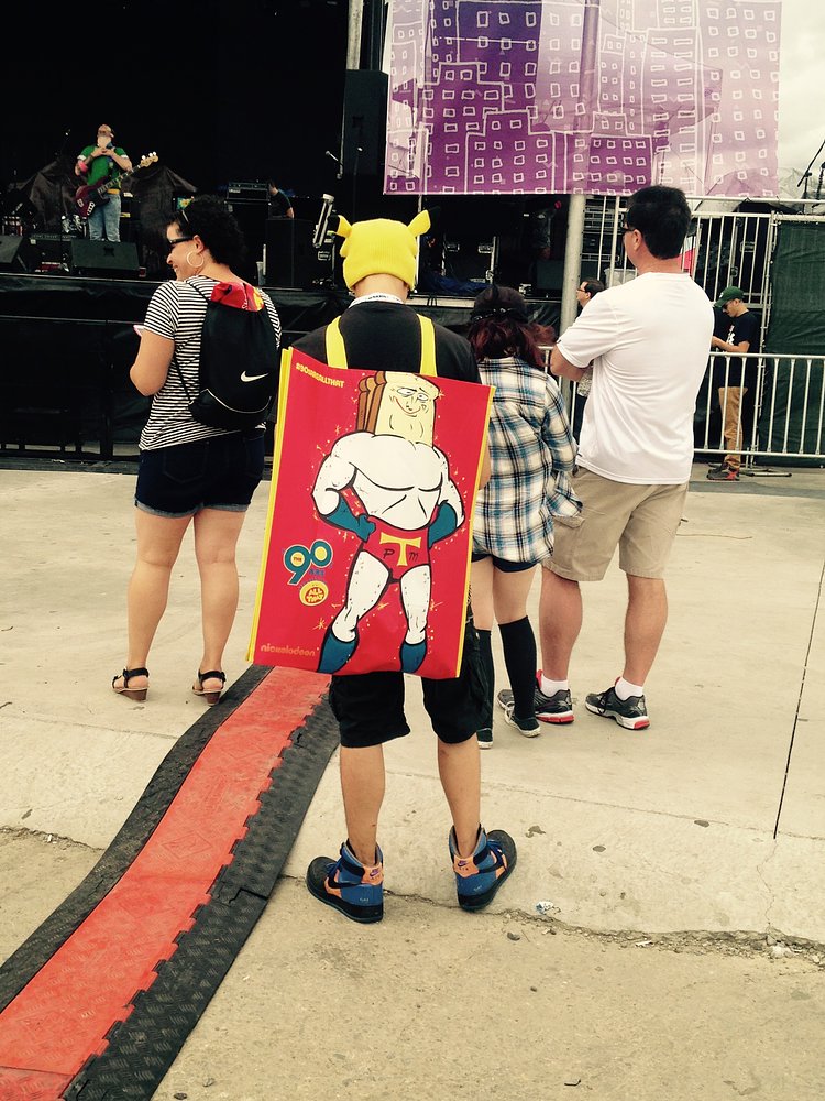 Waiting for the bands!