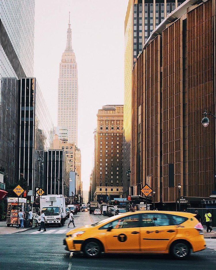 33rd Street and 8th Avenue, Manhattan. 📸 @melliekr #viewingnyc #nyc #newyork #newyorkcity #empirestatebuilding #madisonsquaregarden