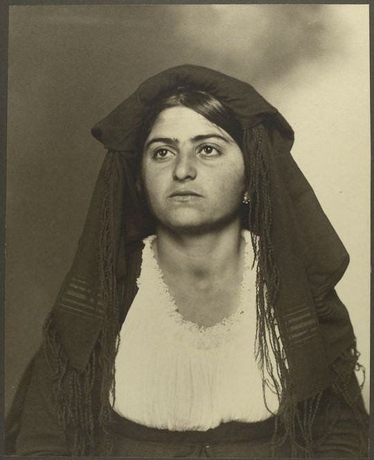 An Italian woman. Portraits for Ellis Island.