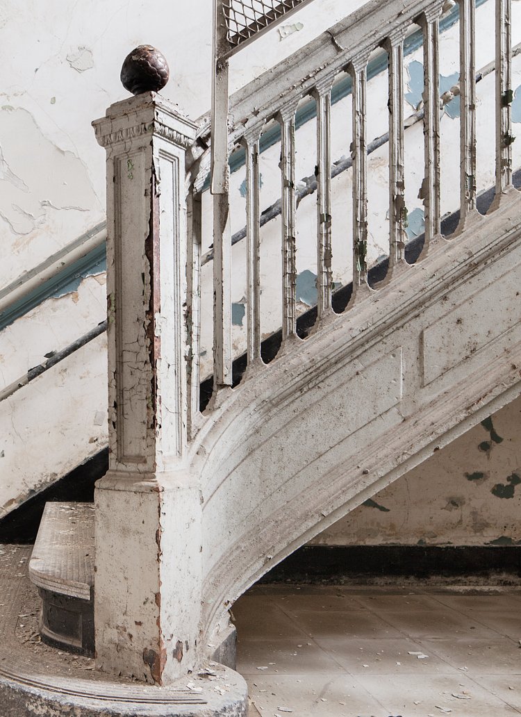 A bit of ornamentation was still visible on the stairs.