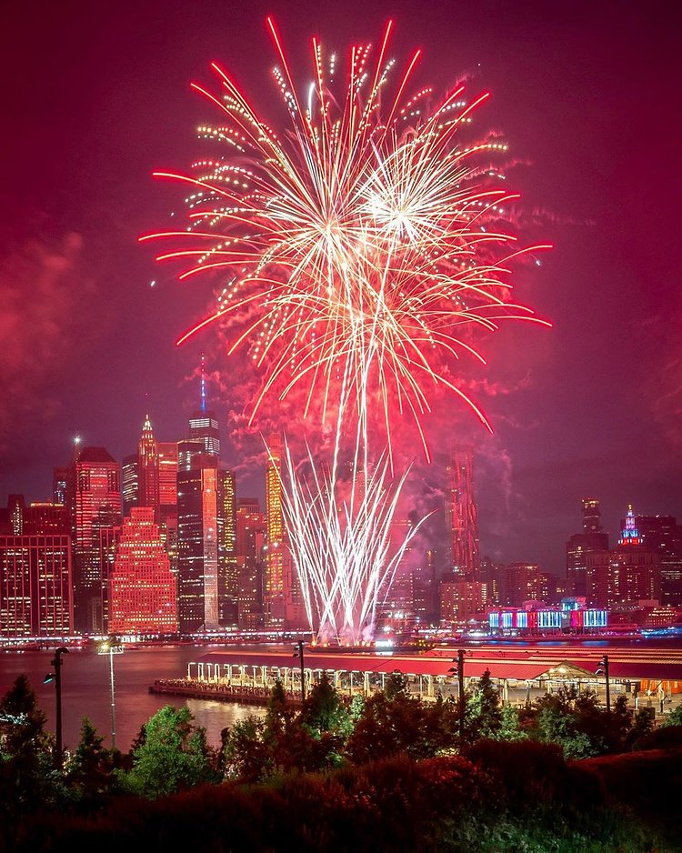 On a night like this. Oh what a night! After running around for an hour scrambling to find a spot to shoot the fireworks from, we finally found one late in the day on the Promenade, thanks to some nice strangers. What a great show! Bravo, @macys ! Shot alongside @papakila , mayor of @brooklynbridgepark . Swipe through the carousel!