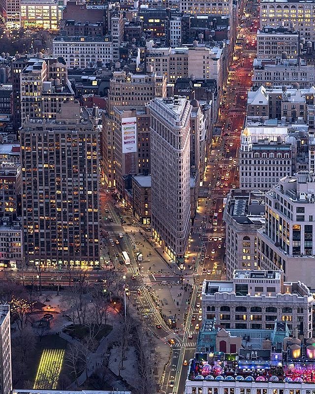 Flatiron Building, Manhattan. Photo via @zura.nyc #viewingnyc #newyorkcity #newyork #nyc