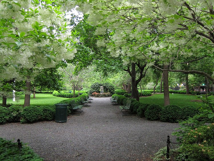 Gramercy Park 01 | A 0.8 ha private park in the middle of Manhattan, only people residing around it who pay an annual fee have a key. Like most private outdoors amenities (balconies, terraces) in Manhattan, it is very much underused - lolling about for all to see is not acceptable behaviour in this part of town.                               