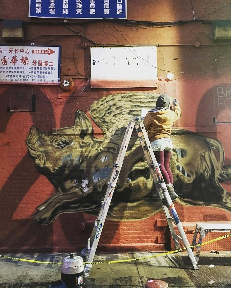 ㊙️🐖🧧@bkfoxx
•
At the corner of a street, getting the chance to watch the artist at work!
•
Au détour d’une rue, avoir la chance d’admirer l’artiste en pleine œuvre !
•
#manhattan #nyc #newyork #newyorkcity #chinatown #downtown #canalstreet #springstreet #bkfoxx #streetart #art #love #pig #pigsofinstagram #streetphotography #brooklyn #frenchexpatusa #usa #francaisauxusa #photography #live #bynightcreations #bynight #visualpoetry #urban #urbanphotography #urbanculture #streetgraffiti