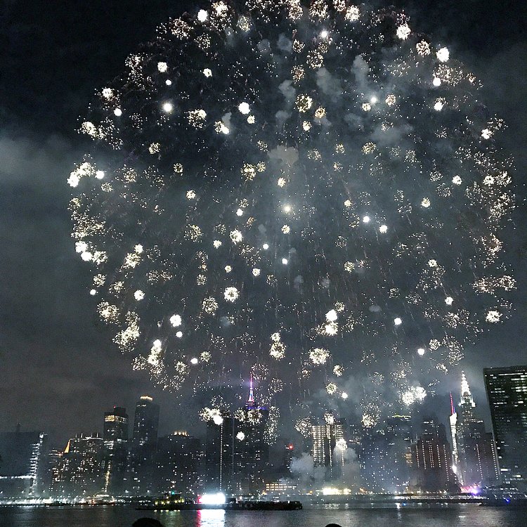 I did it 🎉✅ spent the 4th of July in New York with the best view and a super crazy fireworks!!!