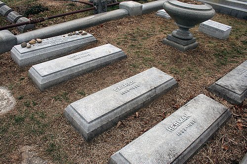 Houdini’s relatives lie with him.