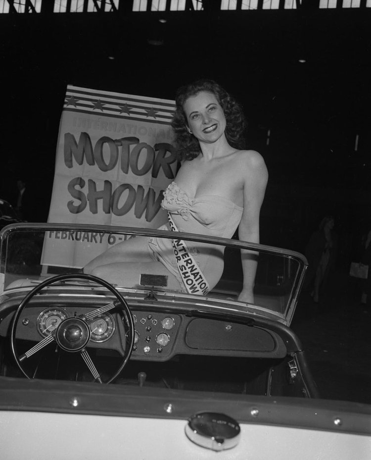 Let’s admit it; photos of car interiors can sometimes be boring. Apparently this photographer at the International Motor Show opted to change things up a bit.