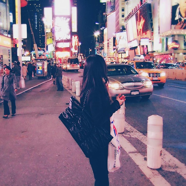 떠나고 싶은데, 당분간 그럴 일이 없을 것 같아서 지난 여행 사진 보면서 추억팔이 :) 9년 전 뉴욕 ! 과거에도 지금도 뒷모습이 젤 예쁘네 :p #여행스타그램 #뉴욕 #NYC