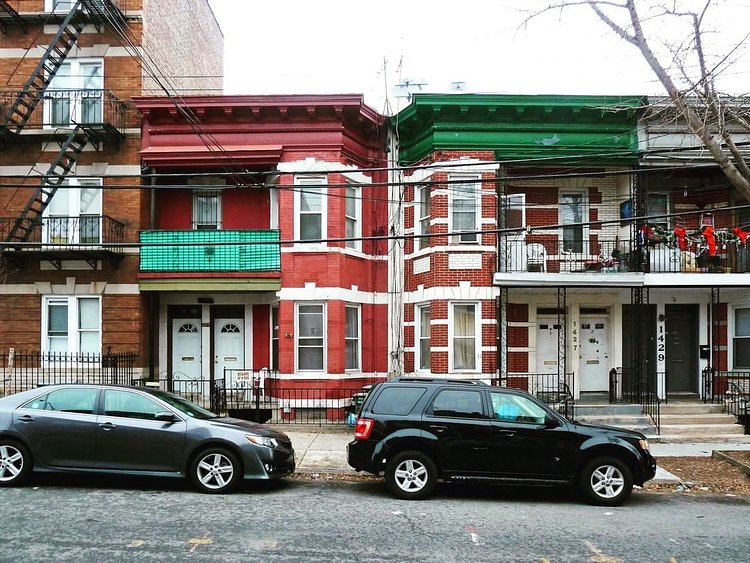 Open Book Row House Pair with Green Accents. Ditmars Steinway, NY. 2016
#allthequeenshouses #queenshouses #queens #vernaculararchitecture #urbanhouse #nychouses #archdaily
#facadelovers #pychogeography #queenscapes #houseportraits #rowhouses
