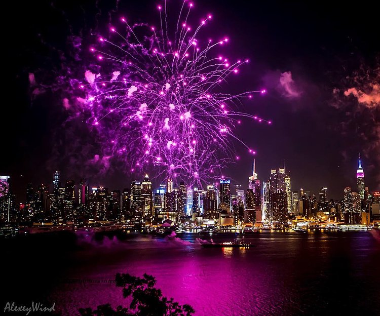 Happy B-Day USA!! 🇺🇸🎉🌃🎆🗽 #nycfireworks #4thofjuly #4thjuly #independenceday #manhattan #nyc #ilovenewyork #nyclove