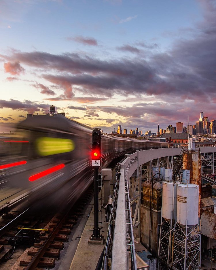I am Papakila and this is my shot!
✨🔥👊🏼😈🔥✨
Heh heh actually it's anybody's shot who wants to take it...be my guest! There was an amazing sunset this afternoon while most of us were trapped at work. I have a gap where I'm in transit and if I'm quick I can just make it to this spot in time for five or ten minutes of shooting like I did tonight right at the peak. Check out @kylenowinski though...he played hooky! 🙊 Rough weather makes for some great sunsets does it not?!
✨✌🏼️👨🏻✨
Camera: Nikon D7200
Lens: Nikkor 10-24 @ 18mm
ISO: 100
Aperture: F18
Exposure: .4s
NEF (RAW) format
Post-processing/Edit: Lightroom
✨🚉✨🌇✨🌆✨🏙✨
#tnyr #what_i_saw_in_nyc #way2ill #wildnewyork #world_shotz #worldcaptures #worldbestgram #ny #nyc #nikon #nbc4ny #NewYork #nycgram #nycdotgram #nycprimeshot #new_york #newyorkcity #newyorkster #beautifulsky #beautifuldestinations #abc7ny  #ig_worldclub #heatercentral #heater  #picturesofnewyork #instagramnyc #instacool #instagood #instamood