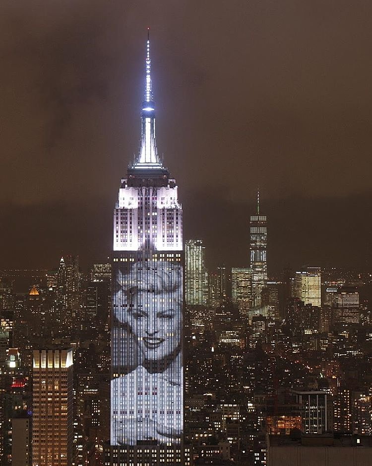 Tonight's #fashion projections on the @EmpireStateBldg celebrating @harpersbazaarus 150th anniversary #bazaar150 #bazaar150xtiffany #rockefellercenter #topoftherock