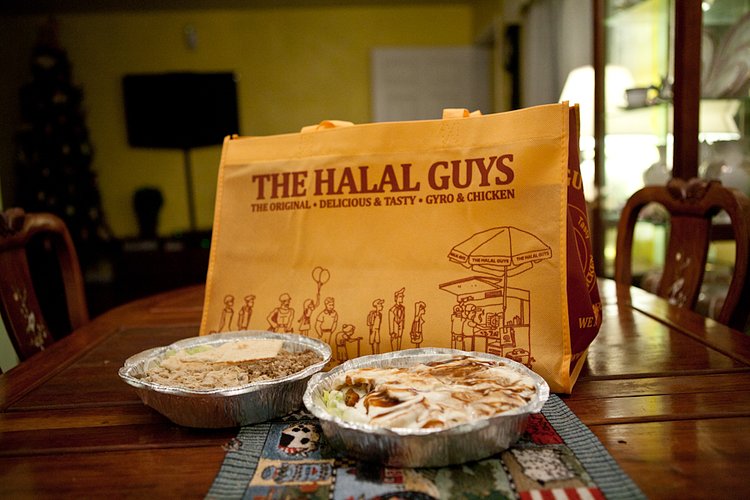 7/366 | WHAATTTT?!?!?!?! Halal guys have their own shopping bags?!?!?! hahahahha

If anyone ever visit New York City.. YOU HAVE TO STOP BY 53rd and 6th FOR SOME HALAL!! with white sauce =D