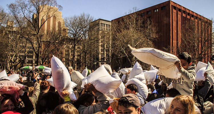 1000 person pillow fight - The only rule: have fun. | National Pillow Fight Day NYC