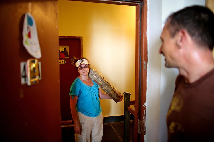 Geanme Marin paused to chat with Tauno Biltsted as she carried a length of wood during a recent work day at Umbrella House’s rooftop garden.