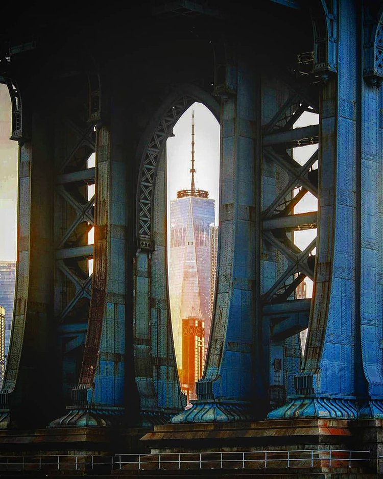 One World Trade Center framed by the Manhattan Bridge