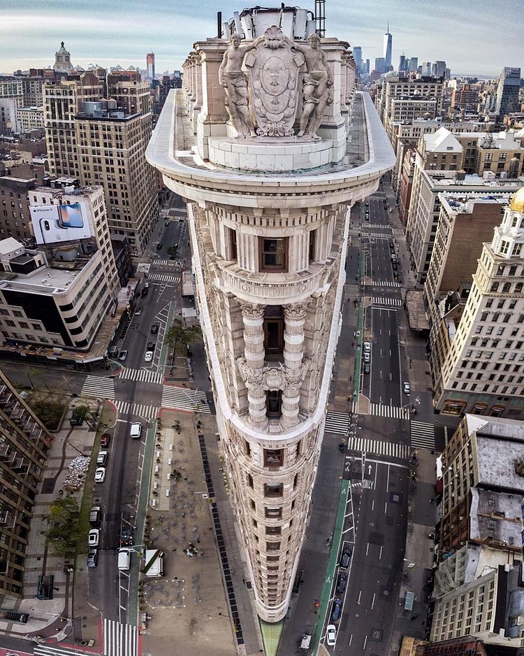 Flatiron Building, Manhattan. Photo via @cristianorocha #viewingnyc #nyc #newyork #newyorkcity #flatironbuilding