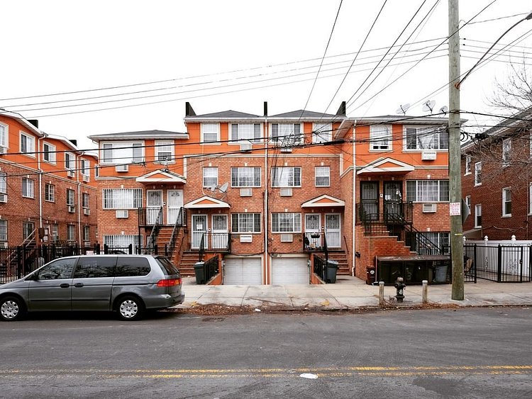 Orange Over Brick Multi-family Cluster. Ozone Park, NY. 2018
#allthequeenshouses #queenshouses #queens #vernaculararchitecture #urbanhouse #nychouses #archdaily
#facadelovers #pychogeography #queenscapes #houseportraits