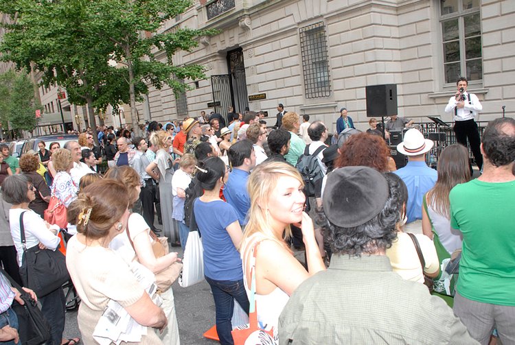 Neue Gallerie Crowds