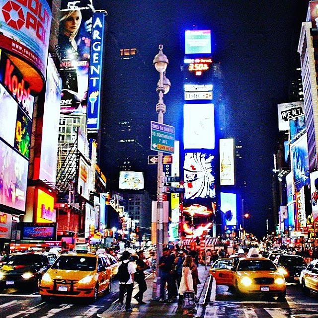 A Times Square é o lugar mais conhecido e famoso da cidade de NY. É uma calçada enorme que forma uma praça bem no coração de Manhattan, no cruzamento da famosa Broadway com a 7th Avenida. Todo mundo já viu a Times Square pelo menos uma vez em filmes americanos. É aquela rua enorme, toda iluminada com vários letreiros e propagandas de marcas e dos incríveis shows da Broadway. Chegando na Times Square, você vai realmente se sentir em New York e o lugar fica cheio de turistas o dia inteiro e não para de funcionar. Uma dica é você programar a visita para de noite, pois quando escurece a praça ganha vida com as centenas de letreiros e luzes que se acendem e formam um cenário incrível.

#timessquare #brooklynbridge #chargingbull #gopro3 #selfiegopro #manhattan #newyorkcity #newyork #goprobroficial #peoplewhodofunstuff #gotonyc #fantrip #usa #eua #trilha #roadtrip #centralpark #wallstreet #rockfellercenter #nyc #mochilao #turistei #amazingview #instatrip #travel_scout #instatraveler #lakeconstance #embarquenaviagem #instablog #instatraveling

Mais dicas? www.dicasnewyork.com.br