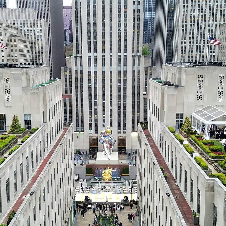 @jeffkoons, @artproductionny, and @kiehls unveiled the Seated Ballerina art exhibition in Rockefeller Center! We had a fantastic view from @Saks 😍
Check it out at 
@rockcenternyc! 👈Swipe👉 ----------------------------------
May is National Missing Children’s Month, and Kiehl’s has partnered with Jeff Koons and the International Centre for Missing & Exploited Children (ICMEC) to help build awareness and generate funds for missing children. Shop at bit.ly/ShopForACauseWithKiehls
#JeffKoons #SeatedBallerina #ICMEC #xoJohn