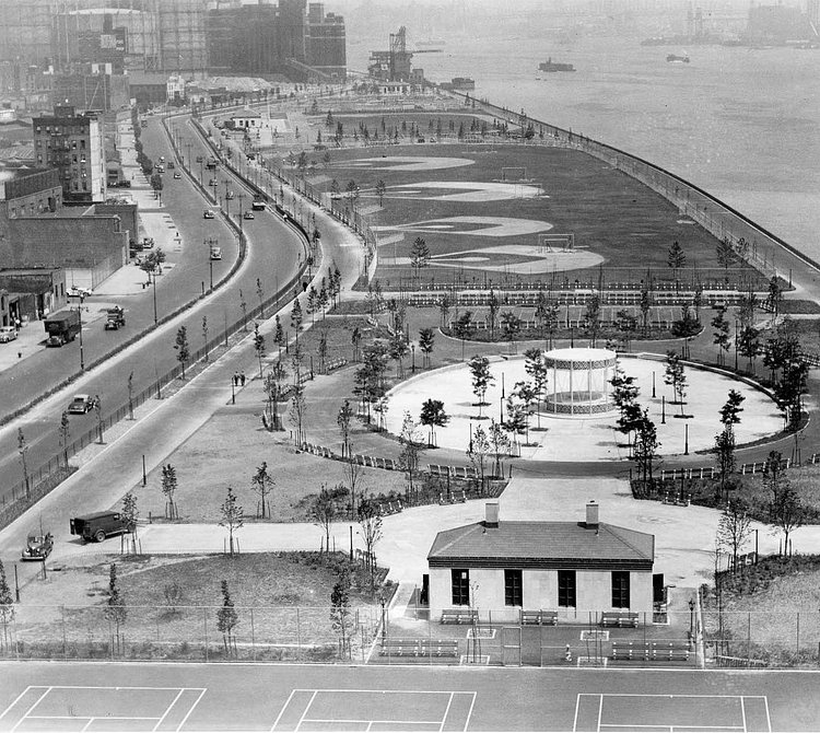 East River Park, and the future site of the FDR Drive after the park's opening in 1939. Previously a shipping yard, the new park planned by NYC master planner Robert Moses would be the largest green space in the lower-class, immigrant Lower East Side.  in 1960 the South Street boulevard between Jackson and 14th Street (seen on left) was converted into a parkway, connecting the recently constructed South Street Viaduct to the 14th Street viaduct section of the East River (now FDR) Drive. Six years later the East River Drive would become on continuous road from the Battery to 125th Street. 
#fdrdrive #eastriverpark #lowereastside #robertmoses #nycplanning #urbanplanning #historicphotography #blackandwhite #nyc #manhattan #eastriverdrive